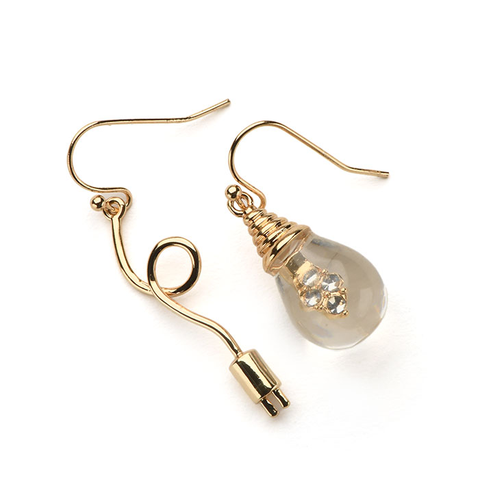 電球とコンセントピアス